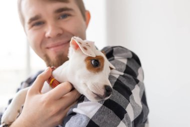 Mutlu adam Jack Russell Terrier köpek tutan kişi ve evde beslenen hayvan kavramı - kapat