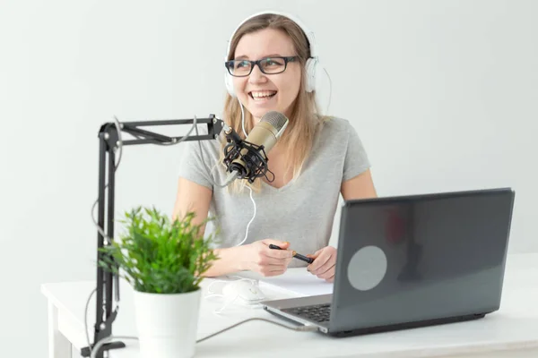 Podcasting, música y concepto de radio - mujer hablando en la radio, trabajando como presentadora — Foto de Stock