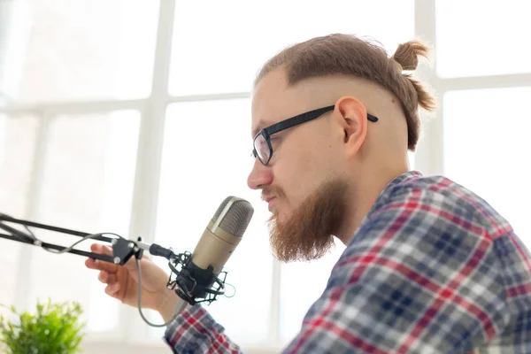 Radio, DJ, bloggen en People concept-close-up van de mens zittend in de voorkant van de microfoon, host bij Radio — Stockfoto