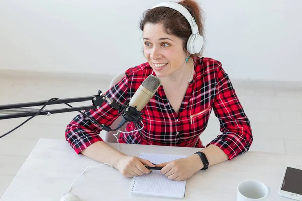 Radio host concept - Portrait of woman radio presenter with headphones — Stock Photo, Image