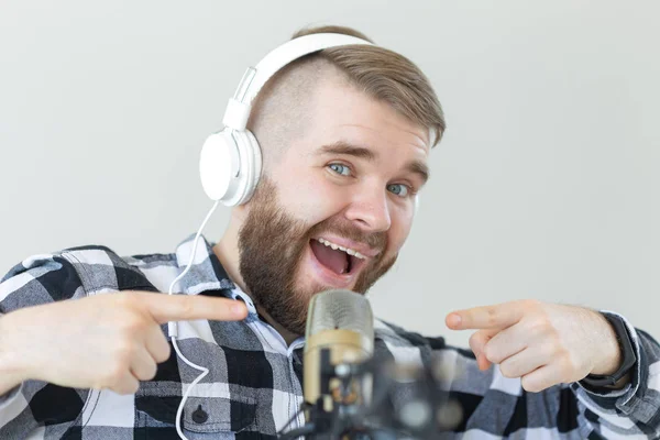 Radio och DJ Concept-man med mikrofon och stora hörlurar ler — Stockfoto