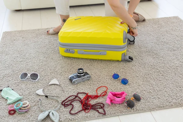 Concepto de viaje, viaje y vacaciones - mujer tratando de cerrar su maleta — Foto de Stock