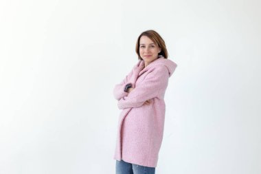 Büyüleyici genç kadın model bir tasarımcı pembe ceket beyaz bir arka plan üzerinde poz. Benzersiz bir el sanatları tasarımı kavramı. Reklam alanı, copyspace