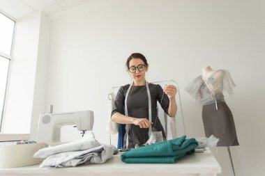 Terzisi, moda tasarımcısı, terzi ve insan kavramı-kendi stüdyosunda iş yerinde bir terzi portresi