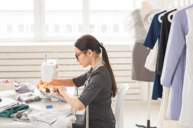 insanlar, terzi, terzi, moda ve showroom konsept - genç moda tasarımcısı onu showroom