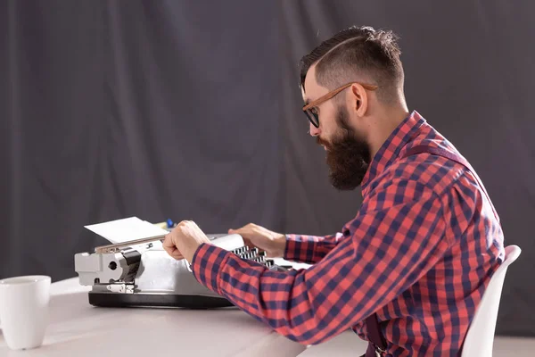 Άνθρωποι, συγγραφέας και hipster έννοια - νεαρός κομψό συγγραφέας εργάζεται σε γραφομηχανή — Φωτογραφία Αρχείου