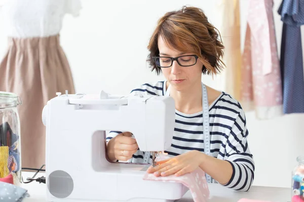 giyim tasarımcısı, terzi, insan kavramı - giyim tasarımcısı stüdyosunda çalışıyor