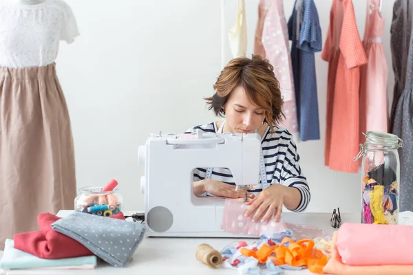 Diseñador de ropa, costurera, concepto de la gente - costurera mujer que trabaja en su estudio — Foto de Stock