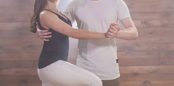 Dança social, bachata, kizomba, zouk, conceito de tango - Close-up de homem abraços mulher enquanto dança sobre fundo branco com espaço de cópia — Fotografia de Stock