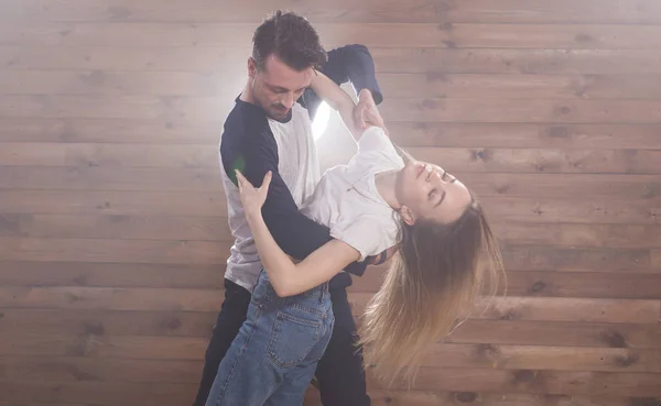 Casal jovem dança latina bachata dança, merengue, salsa, kizomba. Dois pose expressiva sobre fundo branco com espaço de cópia — Fotografia de Stock