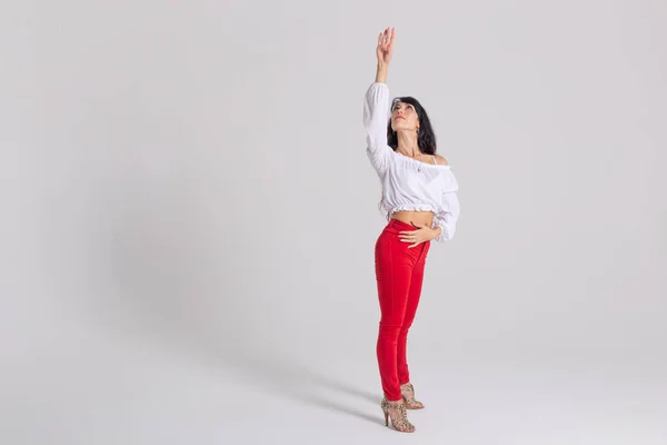 Dança latina, Improvisação, Concepção de dança contemporânea e moda - jovem bela mulher dançando no fundo do estúdio branco — Fotografia de Stock