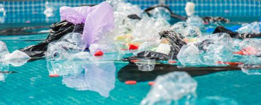 Çöp sorunu, plastik geri dönüşüm, kirlilik ve çevre kavramı - Okyanus ortamında plastik çöp kirliliği.