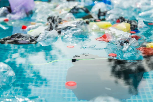 Reciclagem de plástico, poluição e conceito ambiental - Problema ambiental da poluição do lixo plástico no oceano — Fotografia de Stock