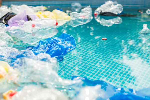 Problema do lixo, reciclagem de plástico, poluição e conceito ambiental - Poluição do lixo plástico no ambiente oceânico . — Fotografia de Stock