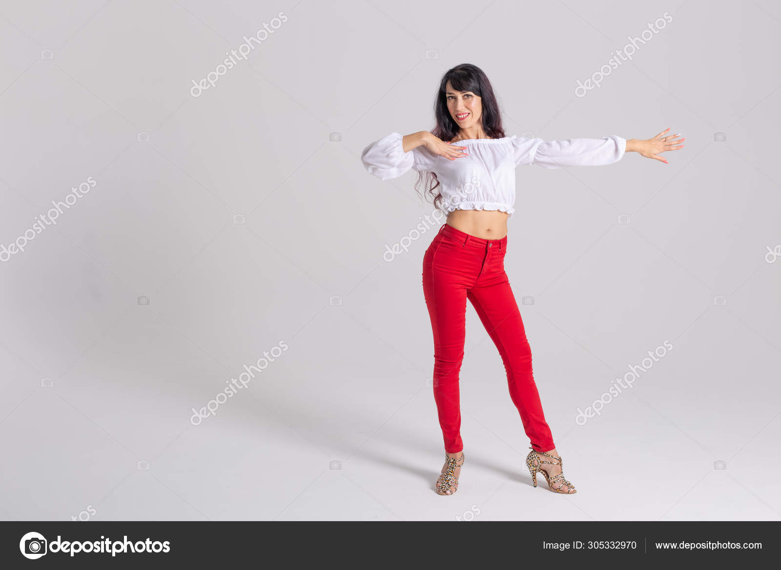 Dança latina, dança contemporânea, bachata solo e conceito cha-cha-cha -  retrato de uma jovem dançarina de salsa em uma pose de dança em fundo  branco com espaço de cópia fotos, imagens de ©
