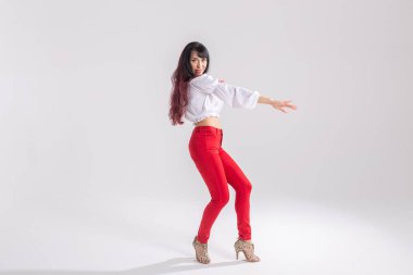 Latin dans, çağdaş dans, bachata solo ve cha-cha-cha kavramı - kopya alanı ile beyaz arka plan üzerinde bir dans poz genç bir kadın salsa dansçı portresi