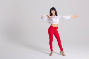 Latin dans, çağdaş dans, bachata solo ve cha-cha-cha kavramı - kopya alanı ile beyaz arka plan üzerinde bir dans poz genç bir kadın salsa dansçı portresi