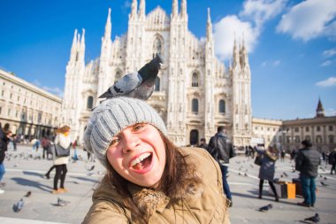 İtalya, gezi ve seyahat kavramı - katedral Duomo Milan önünde selfie güvercinler ile alarak genç komik kadın