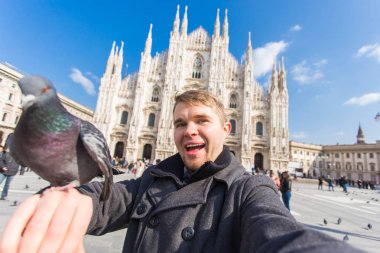 İtalya, gezi ve seyahat kavramı - katedral Duomo Milan önünde selfie güvercinler ile alarak komik adam