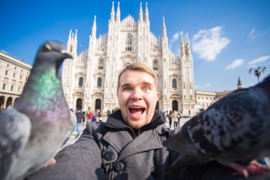 Seyahat, tatil ve kış tatil kavramı - mutlu adamı kabul selfie fotoğraf komik güvercinler ile Duomo Milan Katedrali önünde