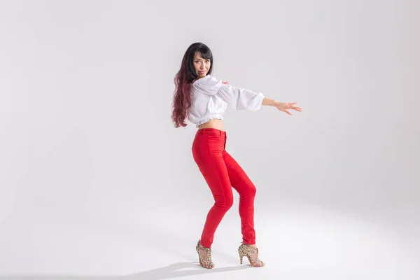 Latin tánc, kortárs tánc, bachata Solo és a Cha-Cha-Cha koncepció-portré egy fiatal nő salsa táncos egy tánc jelent a fehér háttér másolási tér — Stock Fotó