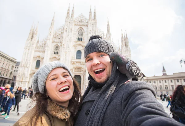 Seyahat, İtalya ve komik çift kavramı - mutlu turistler önünde Duomo Katedrali, Milan güvercinler ile kendi kendine portre çekici — Stok fotoğraf