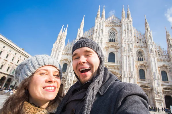 Milano Duomo Meydanı'nda kendi kendine portre çekici çift. Seyahat ve ilişki kavramı — Stok fotoğraf