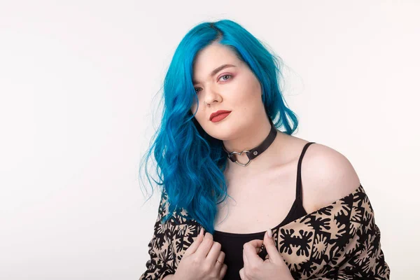 Άνθρωποι και ιδέα της μόδας-νεαρή γυναίκα με σφικτά και μπλε μαλλιά που ποζάρουν σε λευκό φόντο — Φωτογραφία Αρχείου