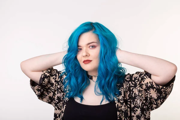 Pessoas e conceito de moda - Mulher bonita com cabelo azul posando sobre fundo branco — Fotografia de Stock