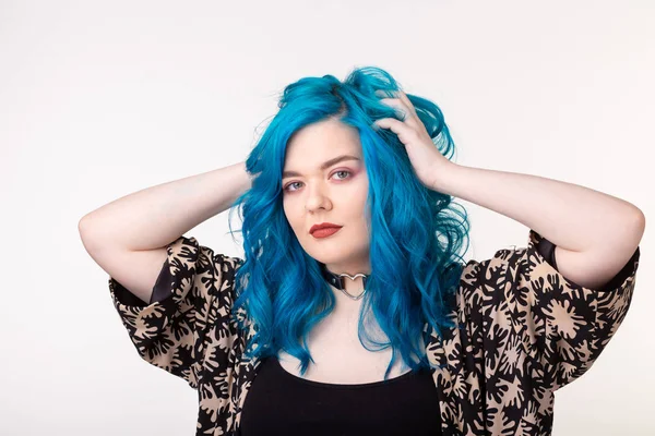 Koncepce lidí a módy-mladá žena se šokerem a modrými vlasy na bílém pozadí — Stock fotografie