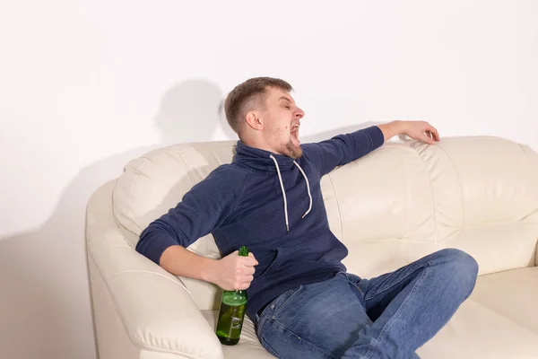 Depression och alkoholism koncept-aggressiv manlig alkoholist sittande på soffan — Stockfoto