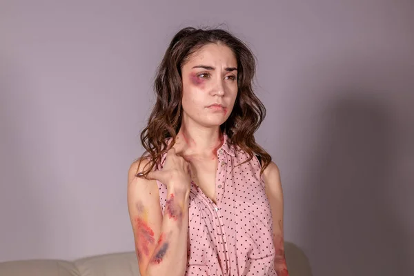 Violencia - Mujer víctima de violencia doméstica y abuso sobre fondo gris — Foto de Stock