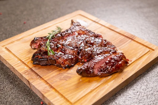 Yemek, lezzetli, at eti ve zanaat kavramı - ızgara biftek hizmet — Stok fotoğraf
