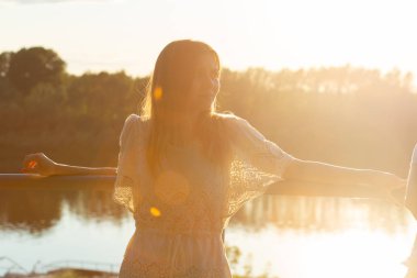doğanın dinlendirici genç kadın Vintage Fotoğraf.