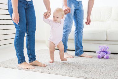 İlk adımlar. Yürümeyi öğrenme küçük bebek kız.