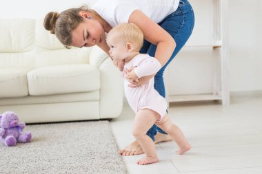 Evde anneler yardım ile ilk adımları atıyor Bebek