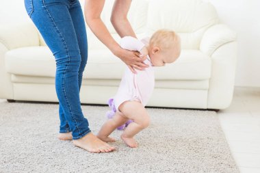 anne yardımı ile küçük bebek kız ilk adımlar