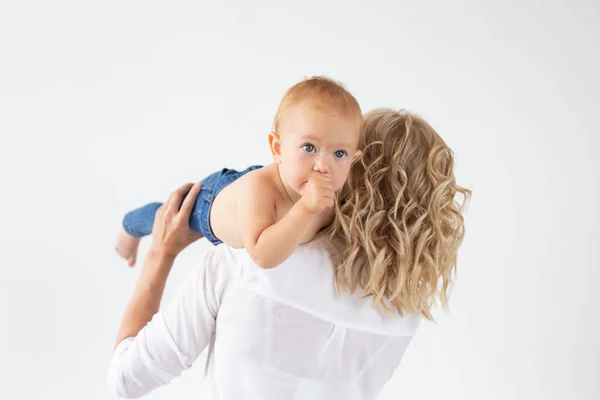 Beyaz arka planda sevimli bebek ile Mutlu anne — Stok fotoğraf