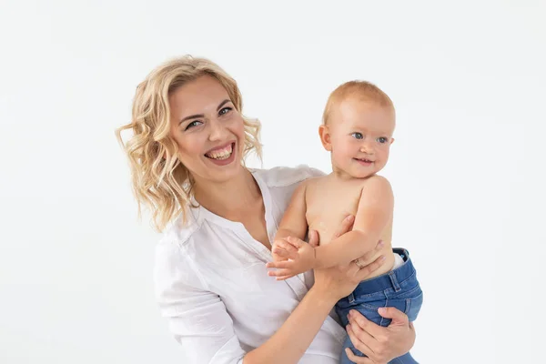 単一の親、母性と赤ちゃんの概念 - 白い背景に孤立したスタジオで彼女の小さな娘と楽しんで陽気な母親 — ストック写真