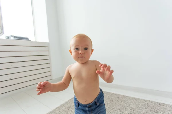 Kindheit, Kindheit, Emotionen und Menschenkonzept - Nahaufnahme eines glücklichen kleinen Jungen oder Mädchens zu Hause — Stockfoto