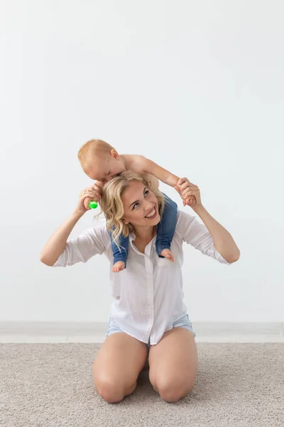 Cute single mother and kid girl playing together indoor at home — Stock Photo, Image