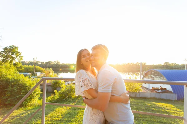 Schöner Mann und junge Frau küssen sich zusammen in der Natur — Stockfoto