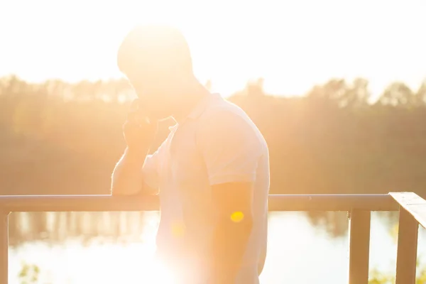 Naturaleza, tecnologías y concepto de comunicación - Hombre guapo usando el teléfono inteligente al aire libre . — Foto de Stock