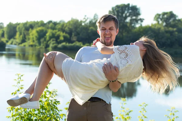 Jeune couple amoureux en plein air.Superbe portrait sensuel en plein air de jeune couple de mode élégant posant en été — Photo