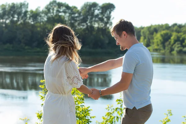 Retrato de um casal doce se divertindo e dançando juntos ao ar livre — Fotografia de Stock