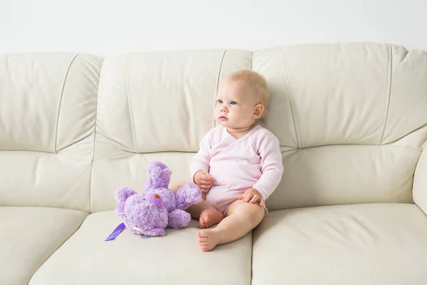 Concepto de niño, infancia y niños: hermosa niñera sonriente — Foto de Stock