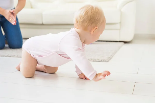 Leende krypa Baby Girl hemma på golvet — Stockfoto