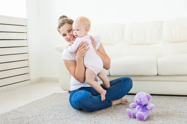 Conceito de filhos e pais - Mãe e seu bebê em casa — Fotografia de Stock