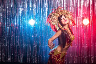 Karnaval, dansçı ve tatil konsepti - Renkli görkemli karnaval tüy takım seksi bir kadın Portresi. Kadın dansçının gece hayatı