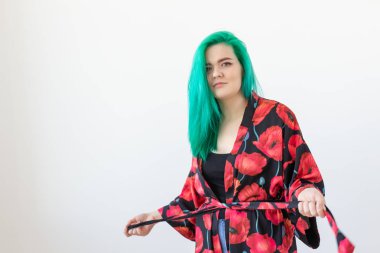 Portre, moda ve saç boyama konsepti - kopya alanı ile beyaz arka plan üzerinde kimono giymiş yeşil saçlı genç kadın